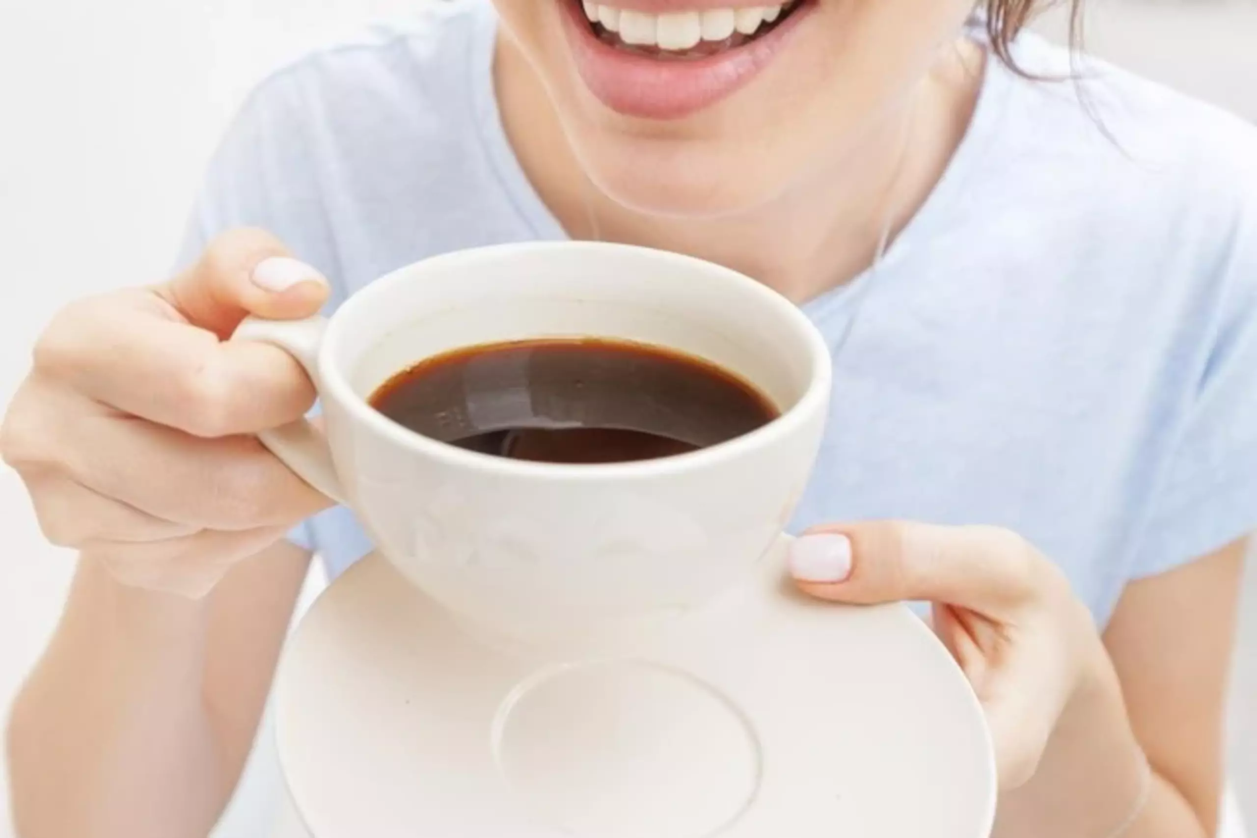 Sering Minum Kopi? Ini Akibatnya Menurut Dokter Gigi Terdekat di Denpasar