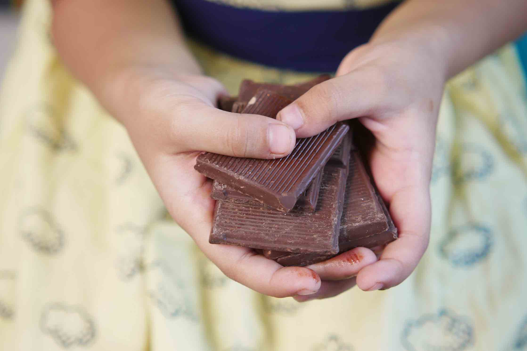 Coklat Bikin Gigi Berlubang ? Ini Faktanya !