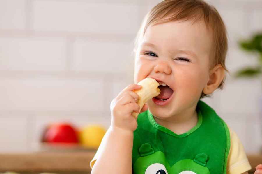 Cara Latih Bayi Mengunyah dengan Aman dan Efektif