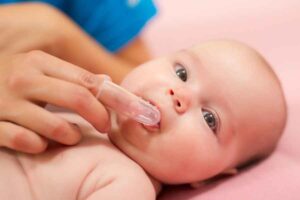 Cara Aman Bersihkan Mulut Bayi Baru Lahir