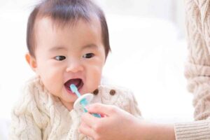 Jenis Sikat yang Tepat untuk Bersihkan Gigi Bayi