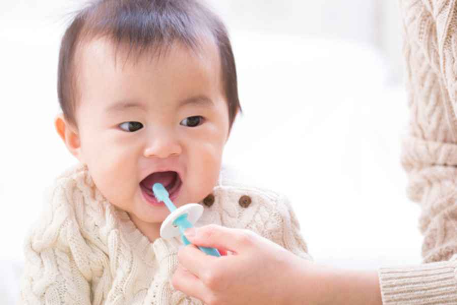 Jenis Sikat yang Tepat untuk Bersihkan Gigi Bayi